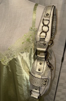 Cartera de Colección Guess Bolso de Mano Dorado Pequeño Bolso Y2k Logo Dije Correa Gruesa - Imagen 1 de 4