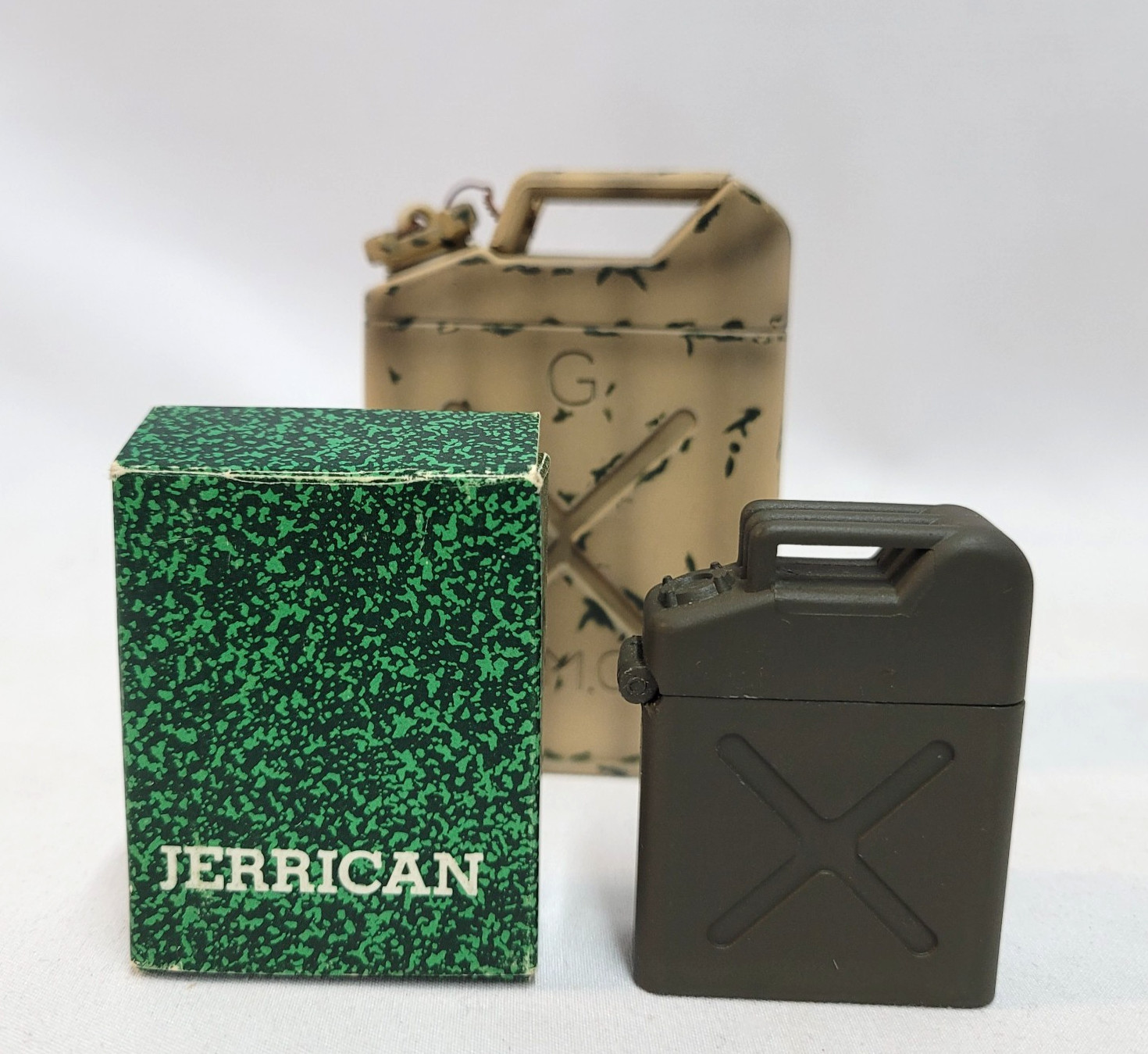 NOS NEW Old Stock  Jerrican Jerry Can Military Green Lift Top Pocket Lighter BOX