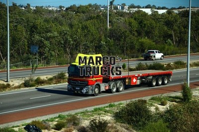 LKW Foto Mercedes-Benz Actros Pritschen-LKW Australien gelb LINFOX #g8uz