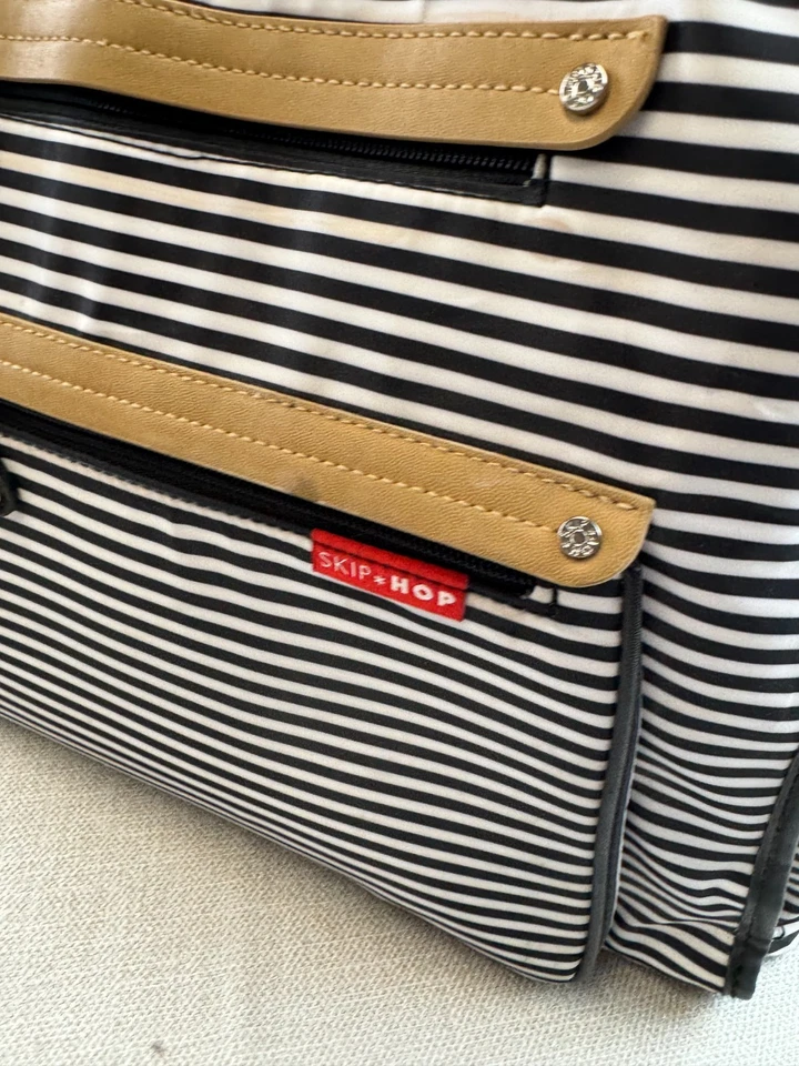 Bolsa de pañales Skip Hop Grand Central Take-It-All bolsillos grandes negro blanco a rayas Foto 2 de 4