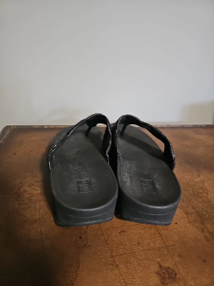 Sandalias Fitflop Paisley Brillo Cuerda Puntera Tanga Mujer’s Talla 10 Negras Usadas Foto 4 de 4