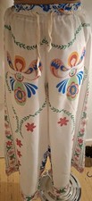 Hose Florales Muster.  Folklore  Stil. Creme ...