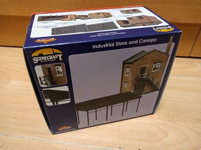 BACHMANN SCENECRAFT 44-0088 OO SCALE Industrial Stores and Canopy