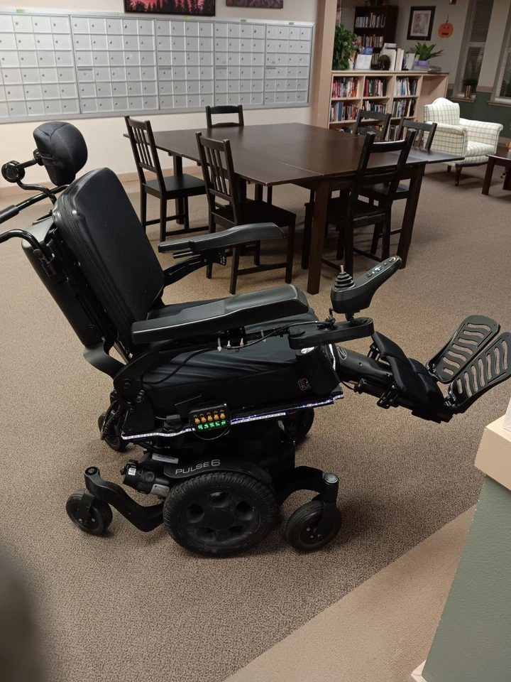 Quickie Pulse 6, patas, asiento y respaldo elevación e inclinación a través de hidrólicos, bates nuevos. Foto 3 de 4