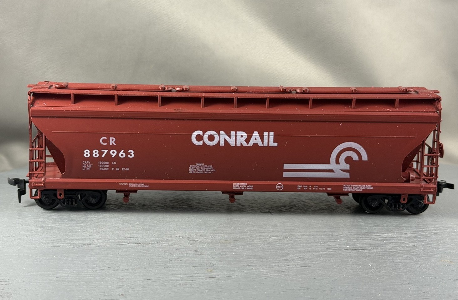 McKean - Conrail - 3 Bay Covered Hopper + Wgt # 887963