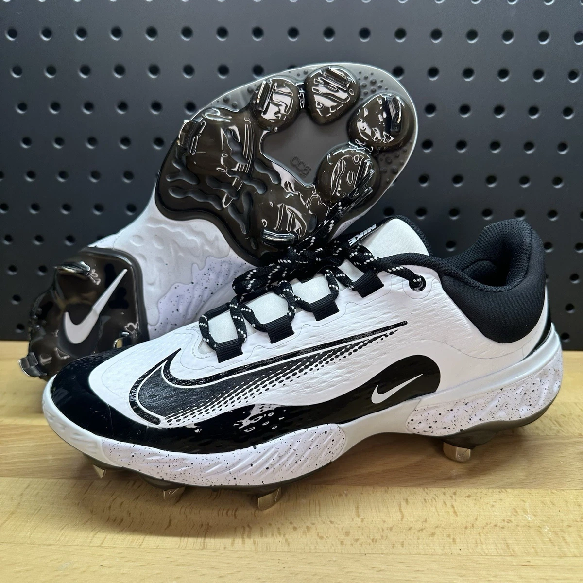 Nike White 9 US Baseball & Softball Shoes & Cleats for Men  display picture 2