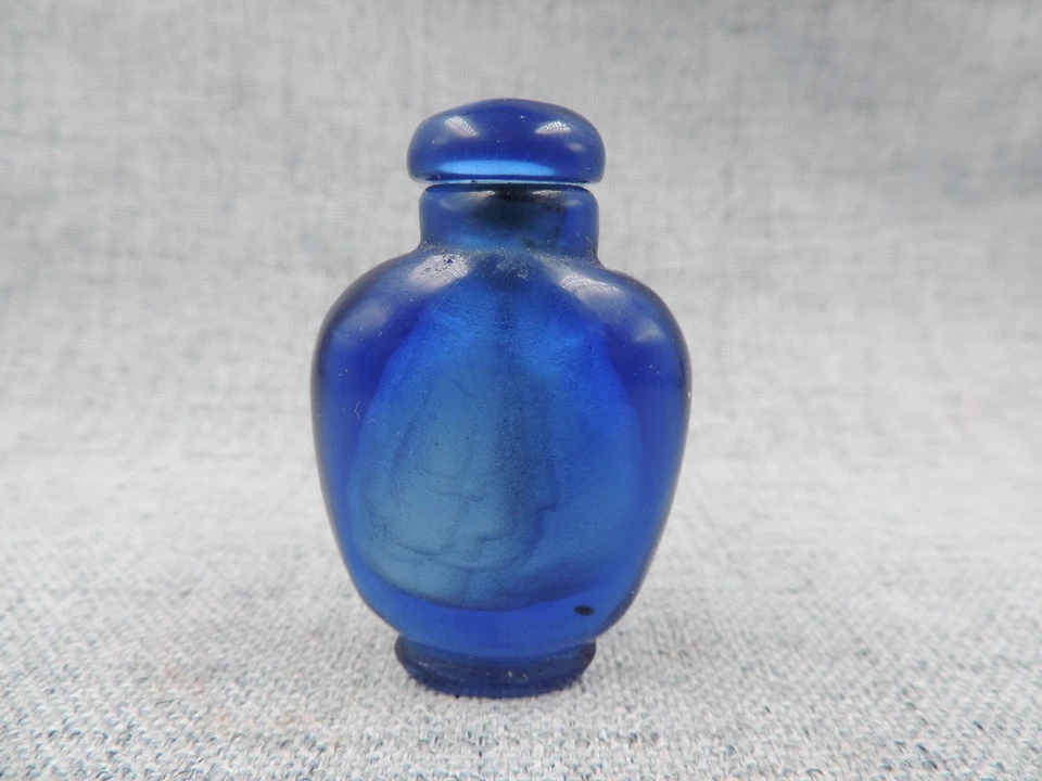 Botella de tabaco china tallada a mano azul de vidrio de Pekín AD Foto 2 de 4