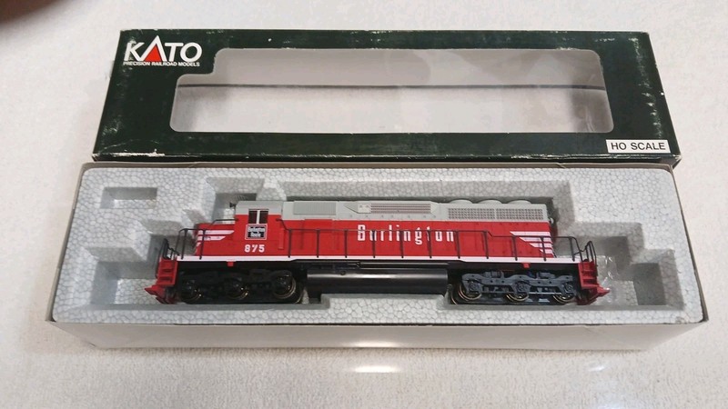 HO SCALE KATO EMD SD40 C.B.&Q BURLINGTON ROUTE #875 DIESEL LOCOMOTIVE🔥🔥🔥🔥🔥