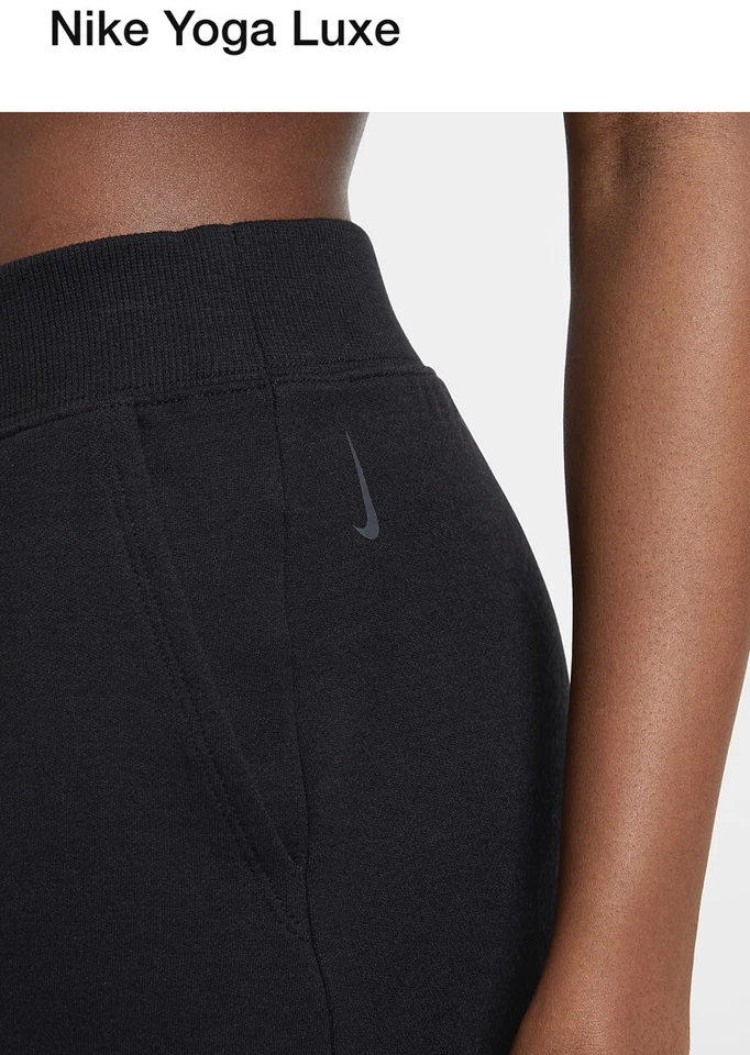 DA0776-090. Pantalones cortos de vellón para mujer. Nike Yoga Lux Foto 2 de 4