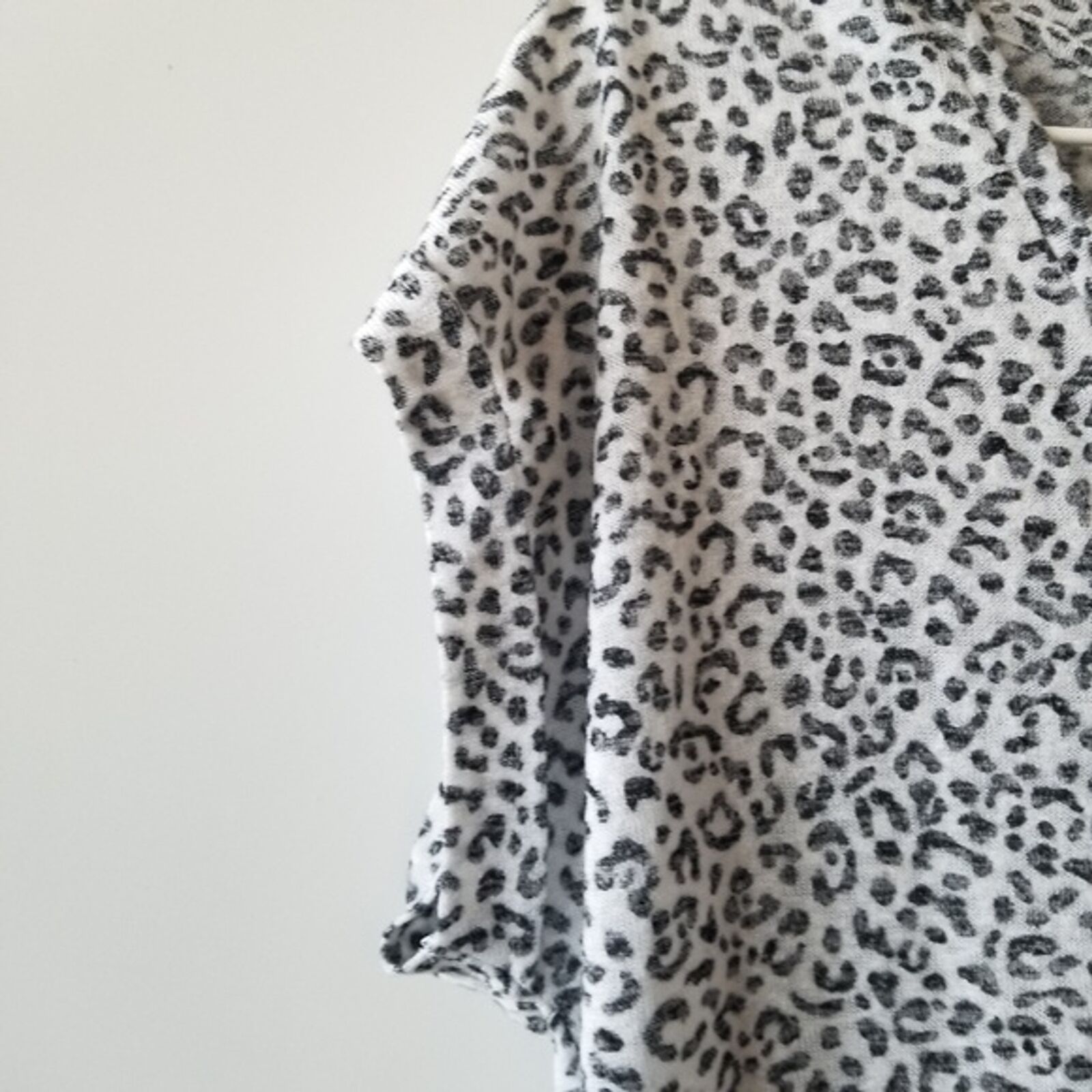 Bobeau Black and White Leopard V-Neck Blouse size… - image 9