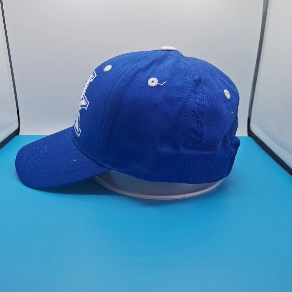 Gorra ajustable con tocado cautivador para gatos salvajes de la Universidad de Kentucky NCAA Foto 3 de 4