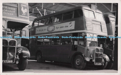 R702955 Neue Kreuzgarage. Zwei alte Busse