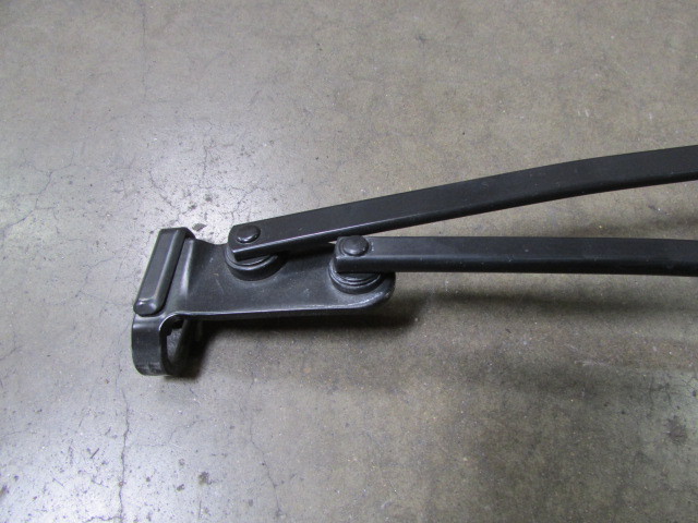 Maserati Quattroporte, LH, Left Wiper Arm Assembly, P/N 67843300, Used