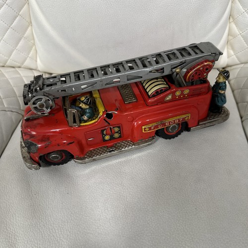 Camión de bomberos de juguete de hojalata vintage a batería F.D. 6097 Nomura Japón 1960 - Imagen 8 de 12