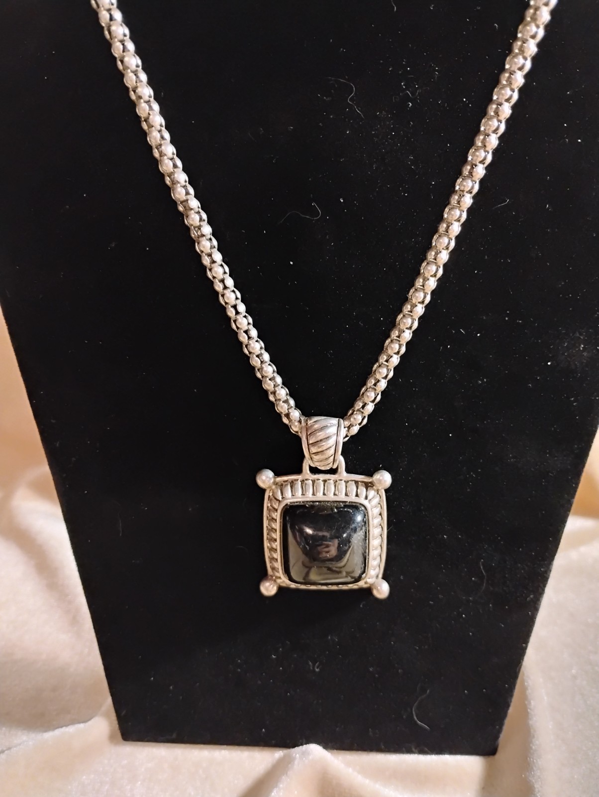 Joyería Premier retirada (?) Colgante de ónix y cadena gruesa de plata tejida con cuentas...