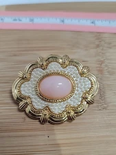 VTG FASHION JEWELRY FAUX PEARLS WITH PINK STONE OVAL GOLD BROOCH NOT MARKED