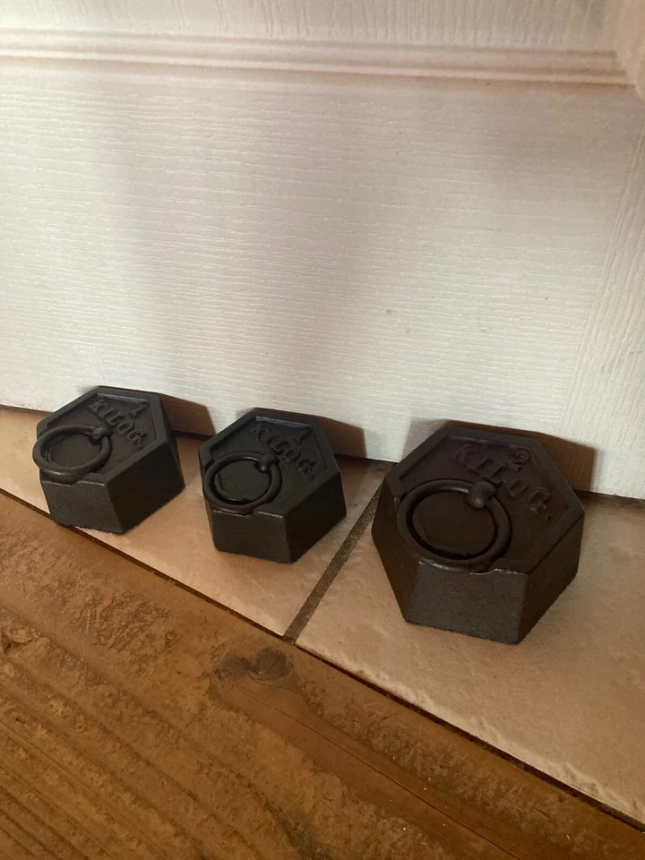 Lot de 3 cales porte, poids en fonte de balance ancienne, total de 4 kg. - Photo 2/4