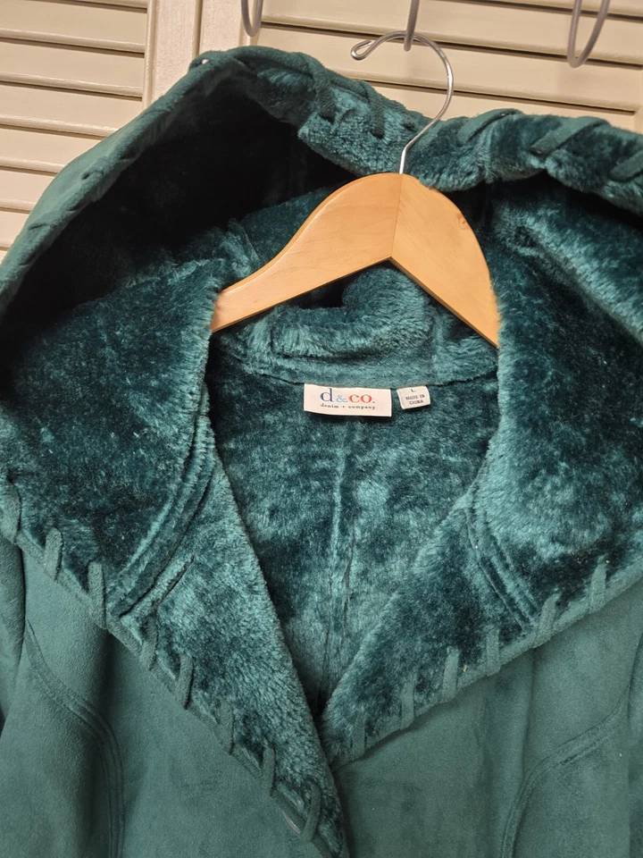 Chaqueta QVC Denim & Co. Verde Esmeralda Piel Sintética Gamuza Abotonada Talla Grande Bolsillos Foto 2 de 4