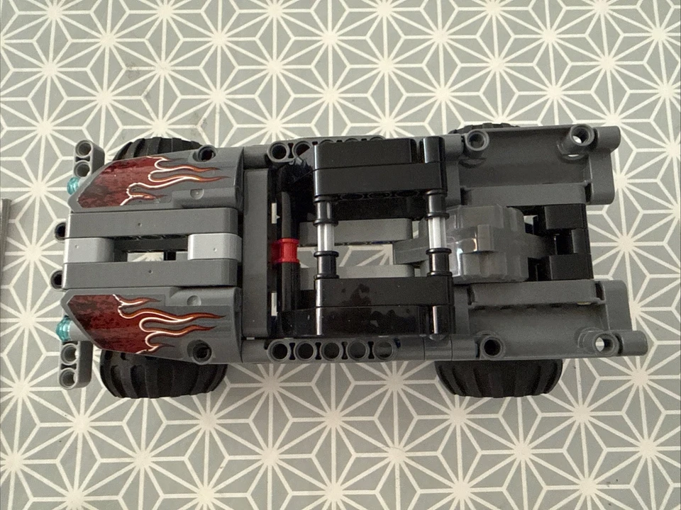 LEGO Technic 42090 Getaway Truck, photo 3 of 5