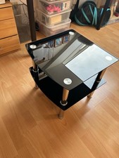 Moderner Glas-Beistelltisch / TV-Tisch mit schwarzem Glas und Chrombeinen.
