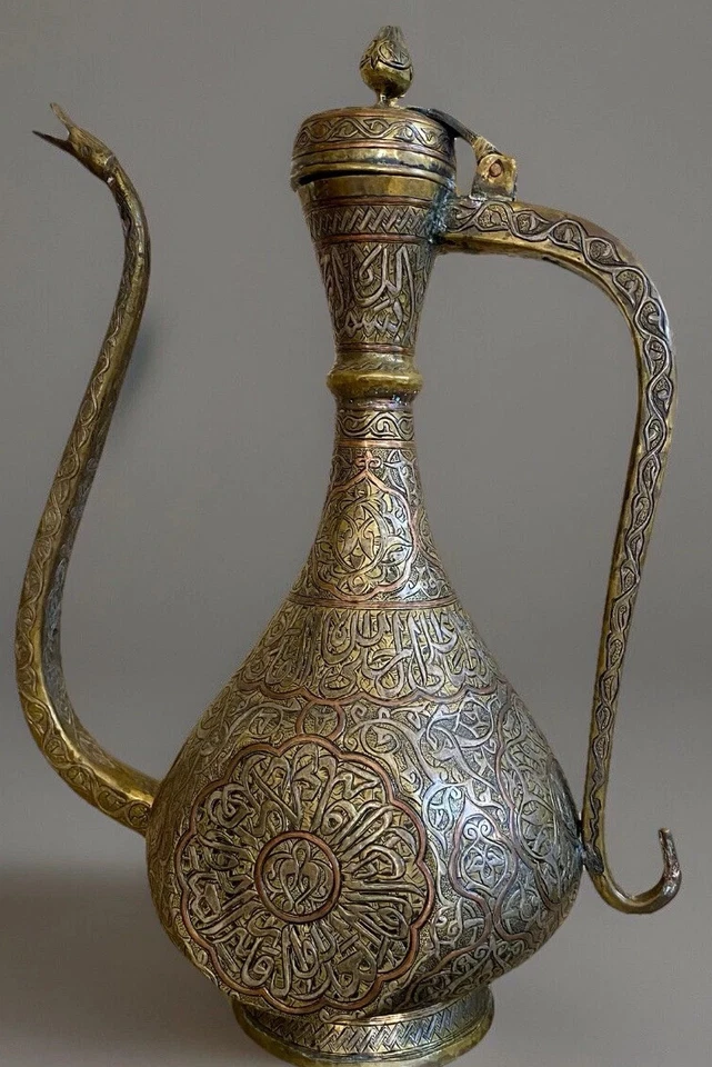 CAFETERA CON INCRUSTACIONES DE COBRE PLATEADA DALLAH RENACIMIENTO MAMELUCO SIGLO XIX 56 CM de Alto Foto 2 de 4