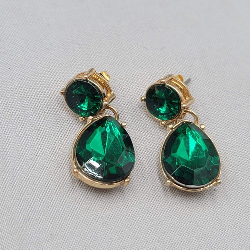 Orecchini pendenti vintage traforati con strass verde scuro placcati oro 1,25" - Foto 3 di 6