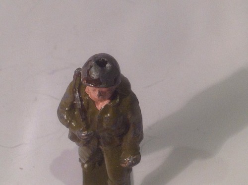 Soldat von Cherilea (Gr 331) beschädigte Waffe und Delle zum Gießen von Loch im Kopf - Bild 8 von 9