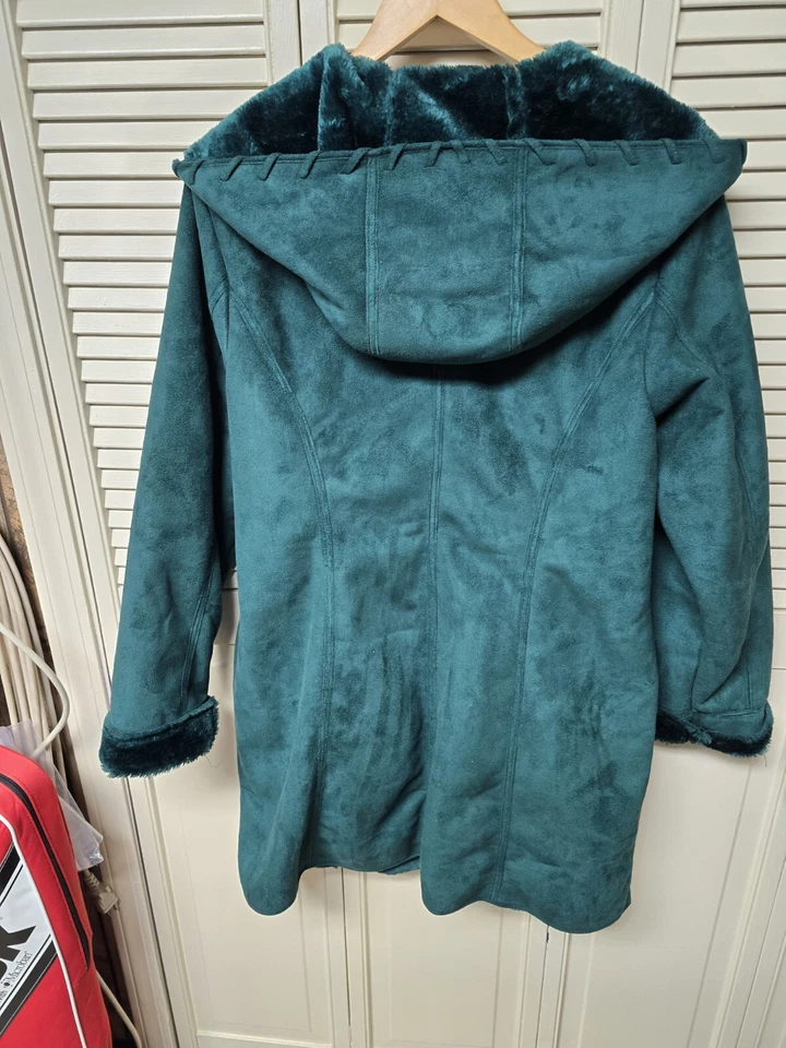 Chaqueta QVC Denim & Co. Verde Esmeralda Piel Sintética Gamuza Abotonada Talla Grande Bolsillos Foto 4 de 4