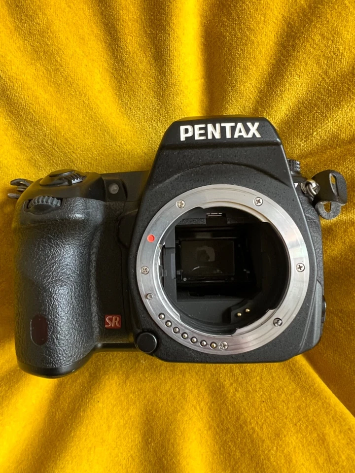 Pentax K-7 DSLR Kamera mit Tamron Objektiv 17-50mm/F2,8