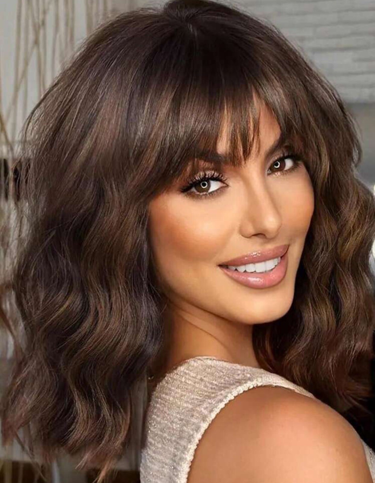 Perruque bouclée marron avec frange pour changer de coiffure au quotidien