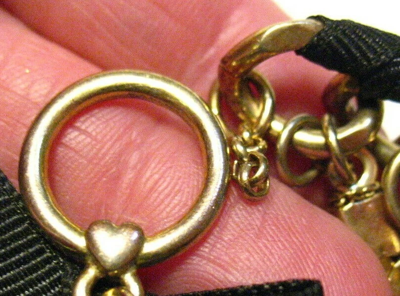 BRAZALETE BETSEY JOHNSON CINTA PLATA CORAZONES LAZOS BROCHE NECESITA REPARACIÓN Foto 2 de 2