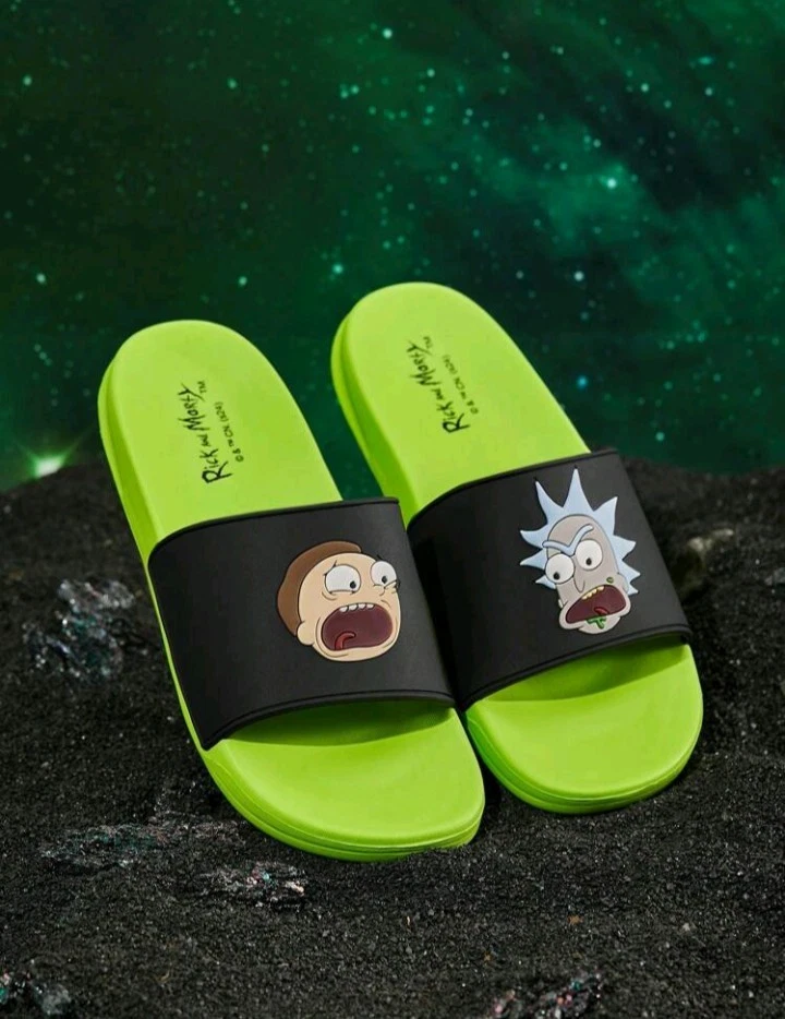 Zapatillas de plástico con dibujos animados y letras de Rick and Morty... Foto 2 de 4