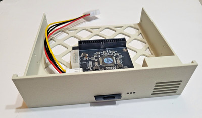 Beige 5.25'' SD to IDE adapter with storage and indicator lights