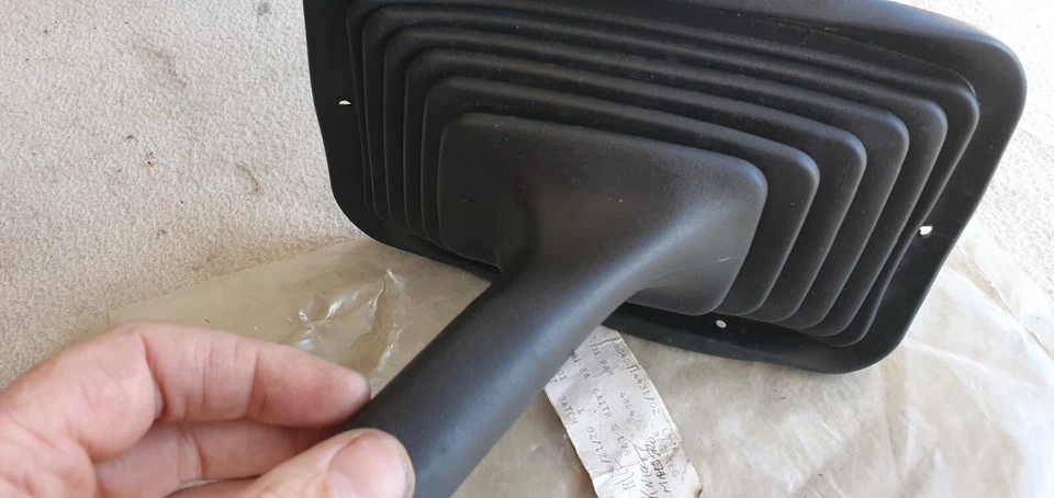 Genuino NUEVO engranaje de goma polaina moldura PAM4864 Rover Maestro Montego etc. - Imagen 2 de 4