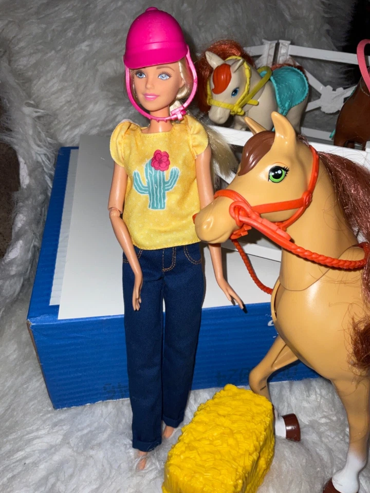 Mattel Barbie Three Horses Set Pen Hay Equestrian 2013 C5 - Image 3 of 4