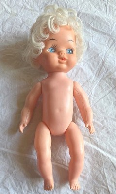 Vintage kleine Kunststoff Baby Puppe mit Löchern zum Füttern und Benetzen selbst (412)