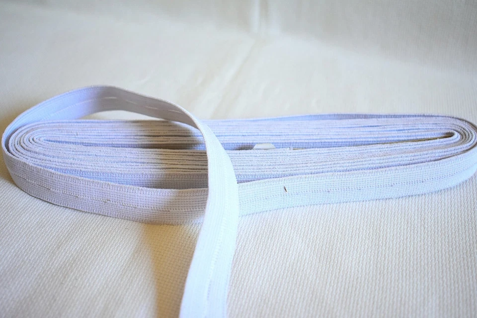 1 M DI NASTRO BI ELASTICO CON ASOLE PER BOTTONI ALTEZZA 18mm ⬜️ - Immagine 3 di 4