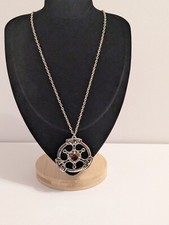Silver Tone Wheel Style Pendant With Acrylic Amber Prong Set Bead Necklace. 23"