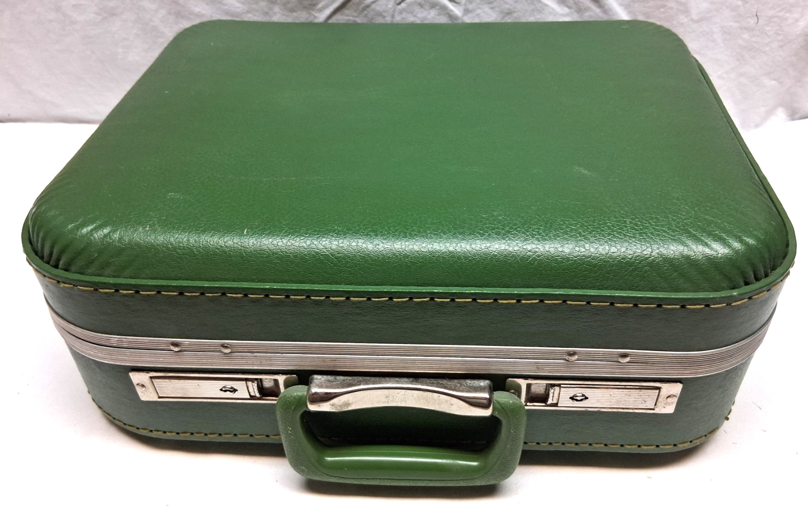 VINTAGE SMALL GREEN VINYL HARD SIDE OVERNIGHT SUITCASE W/ KEY - 16" X 12 X 6"