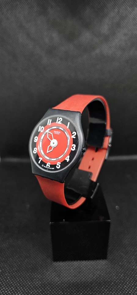 Reloj de cuarzo suizo ultra delgado vintage Swatch Skin VGS L02 1996 rojo negro Foto 3 de 4