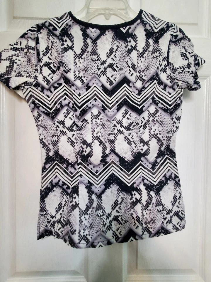 Blusa Médica Koi-Elástica Talla XS-Negro/Blanco Estampado Piel de Serpiente-Pecho 18.5"/L 24" Foto 2 de 4