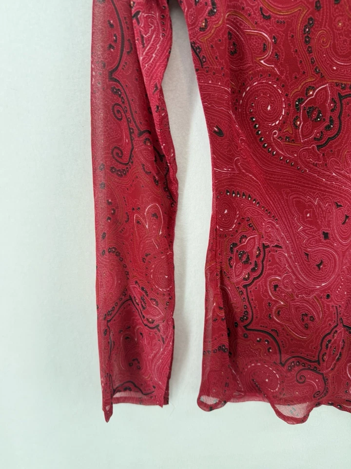 PASSPORT ~ M 码 ~ 复古 90 年代末 Y2K 红色佩斯利 V 领套衫衬衫 — 第 4/4 张图片