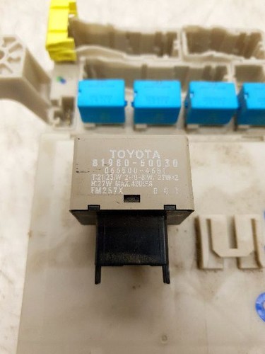 98 99 00 01 02 03 TOYOTA LAND CRUISER 4,0 L CABINA MONTAJE CAJA FUSIBLES - Imagen 3 de 12