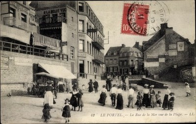 Ak Le Portel Pas de Calais, La Rue de la Mer vue de la Plage - 2534155