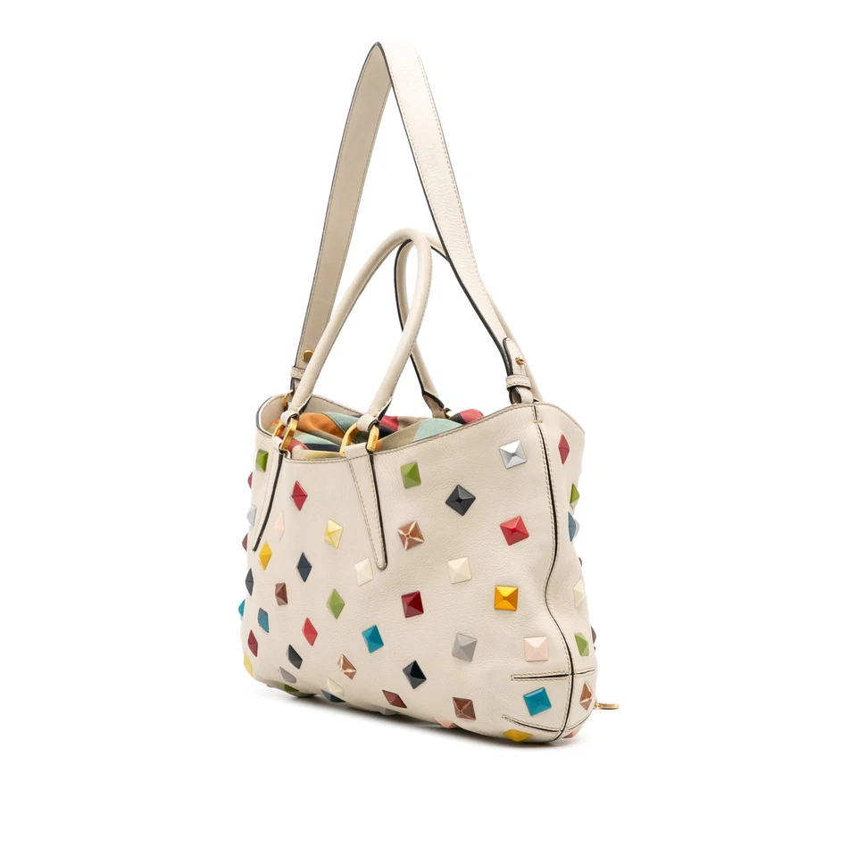 Подлинная кожаная сумка-тоут Fendi среднего размера с заклепками B Fab на шнурке белая - Изображение 2 из 4