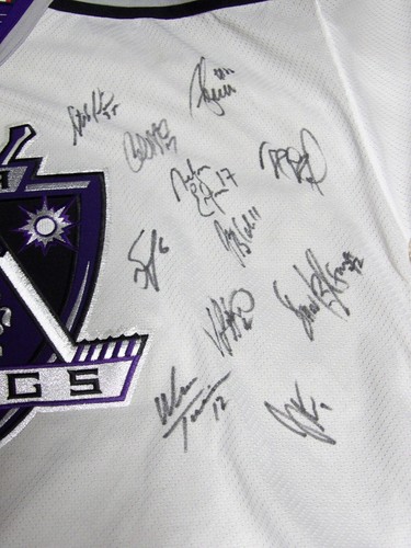 Los Angeles Kings 1999-2000 Team Signed Replica Jersey JSA Authenticated - Picture 3 of 6