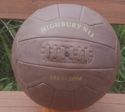 Highbury N12 Postleitzahl Vintage Leder Style Fußball. Geschenk für Arsenal Fan.