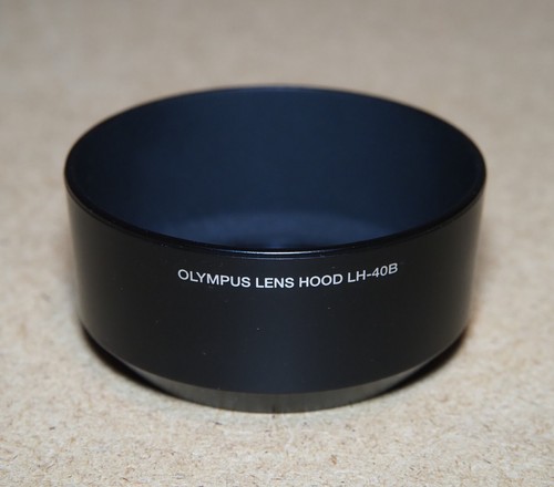 Gegenlichtblende Olympus MFT zum Zuiko 1,8 / 45 - Typ LH-40B, neuwertig