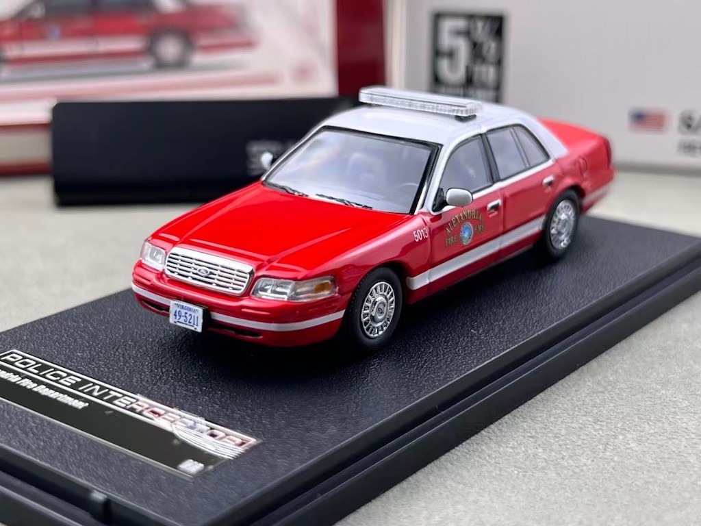 Rollin 1:64 Red Alexandria Fire EMS CROWN VICTORIA Model Diecast Metal Car