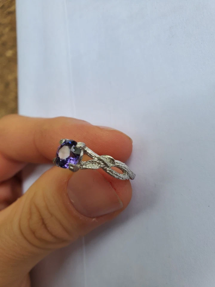 Anillo de compromiso de zafiro púrpura banda de platino Foto 3 de 4